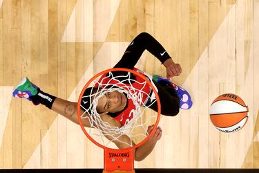 A’ja Wilson es una de las grandes estrellas de la WNBA. La pívot (28 años y 1,93 m) acumula dos MVPs de la temporada y dos anillos, en 2022 y 2023, con Las Vegas Aces, que aspiran a un tercer campeonato seguido. Sobre todo, con exhibiciones como ante Seattle Storm (72-85), donde la de Carolina del Sur anotó 21 puntos.