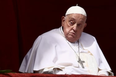 El Papa Francisco aparece en un balcón, el día del mensaje "Urbi et Orbi" (a la ciudad y al mundo) en la Plaza de San Pedro, el Domingo de Pascua, en el Vaticano.