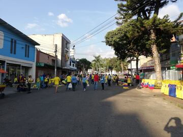 Los aficionados hacen presencia en el Alfonso López de Bucaramanga, previo al inicio de la fase final del Torneo Preolímpico 2020. Colombia, Brasil. Argentina y Uruguay por los dos cupos a Tokio. 