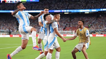 Martínez strikes late to fire Argentina into the quarter-finals