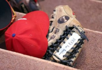 Mensaje en los guantes de Ben Revere de los Philadelphia Phillies en el partido contra Cincinnati Reds.