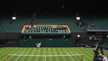 Wimbledon (United Kingdom), 24/06/2022.- Iga Swiatek of Poland in action during training at Wimbledon tennis courts ahead of the Wimbledon Championships 2022, Wimbledon, Britain, 24 June 2022. (Tenis, Polonia, Reino Unido) EFE/EPA/NEIL HALL EDITORIAL USE ONLY