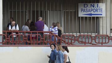 Varias personas esperan la apertura de una oficina de expedición de DNI y pasaporte de Sevilla.