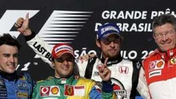 <b>DEJA LA <i>SCUDERIA</i>.</b> En Ferrari están de despedidas. Después de la marcha anunciada de Schumacher y el cambio de cargo de Jean Todt, que deja el muro por los despachos, ahora el adiós es para Ross Brawn (derecha), que en Brasil subió por última vez al podio.