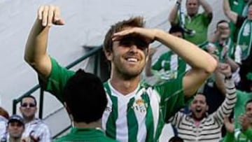 <b>NO SE LO CREÍA. </b>Caffa marcó un precioso gol olímpico y contó con la inestimable ayuda del sol.