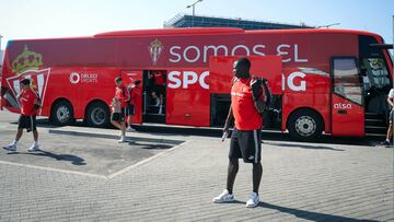 23-08-25. JUGADORES DEL SPORTING A LA LLEGADA DEL EQUIPO A CEUTA.