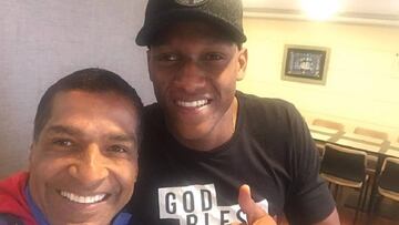 Yerry Mina, defensor de la Selección Colombia junto con Alexis García, técnico del Pasto.