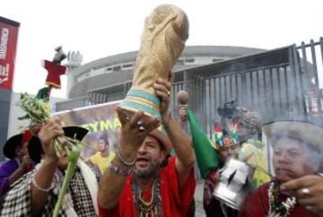 Chamanes peruanos realizan rituales al lado del Estadio Nacional de Lima. 