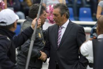 Tomás Boy en el saludo con el también nuevo estratega de Dorados, el colombiano Luis Fernando Suárez.