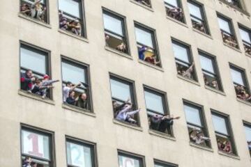 Aficionados en Boston viendo desde la ventana el desfile de la victoria de los Patriots. 