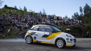 Vallín, líder del Nacional con el Opel.
