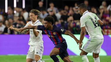 Ansu Fati contra n Luka Modric en el amistoso jugado por Real Madrid y Barcelona en Las Vegas.