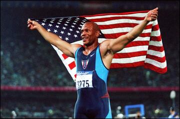 El atleta estadounidense ganó la medalla de oro en los 100 metros lisos durante los Juegos Olímpicos de Sídney 2000.