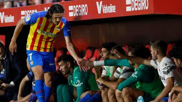 SEVILLA, 18/10/2022.- El delantero uruguayo del Valencia, Edinson Cavani, tras ser sustituido durante el partido de la jornada 10 de LaLiga disputado entre el Sevilla FC y el Valencia FC, este martes en el estadio Ramón Sánchez Pizjuán, en Sevilla. EFE/ Julio Muñoz