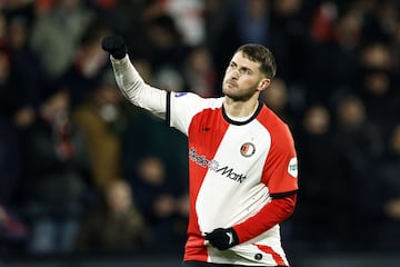 Feyenoord's Mexican forward #29 Santiago Gimenez celebrates scoring his team' second goal during the Dutch Eredivisie match between Feyenoord and Heracles Almelo at Feyenoord Stadium de Kuip in Rotterdam on December 14, 2024. (Photo by MAURICE VAN STEEN / ANP / AFP) / Netherlands OUT