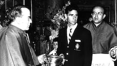 Luis Bell&oacute; sujeta en el Pilar el trofeo de la Copa del General&iacute;simo de 1964 junto al capell&aacute;n Juan Antonio Gracia.