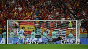 El jugador español Sarabia estrella el balón contra el palo en el primer penalti de la tanda.