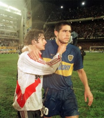 Aimar y Riquelme se saludan al finalizar el encuentro entre River Plate y Boca Juniors correspondiente al Torneo Clausura del 2000.