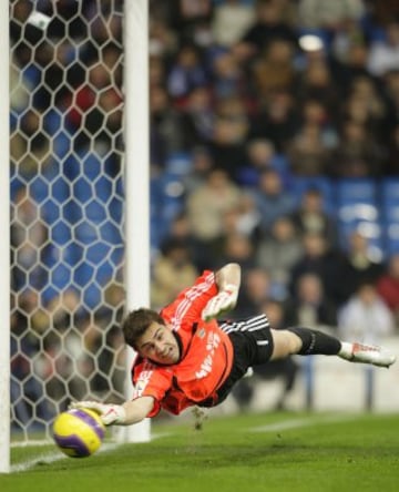 Ganador de 3 Champions League, 2 Eurocopas y un Mundial Iker Casillas pasar¨¢ a la historia como uno de los mejores guardametas.