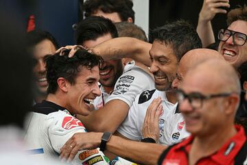 Alegría en el equipo Gresini Racing MotoGP por la victoria de Marc Márquez en el circuito Marco Simoncelli en Misano, circuito muy cercano a la sede del equipo italiano. 