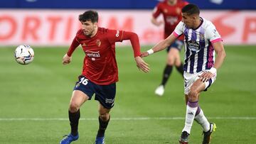 PAMPLONA, SPAIN - MARCH 13: Jonathan Calleri of CA Osasuna is challenged by Jawad El Yamiq of Real Valladolid during the La Liga Santander match between C.A. Osasuna and Real Valladolid CF at Estadio El Sadar on March 13, 2021 in Pamplona, Spain. Sporting