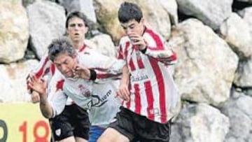 <b>PODEROSO. </b>Mikel San José pugna por un balón con un futbolista del Numancia.