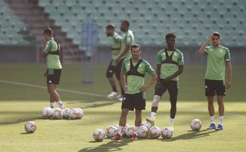 Juanmi, en un entrenamiento del Betis.