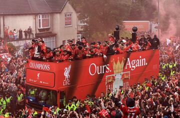 La ciudad de Liverpool volcada con el conjunto Red tras conseguir el vig¨¦simo titulo de liga de su historia.