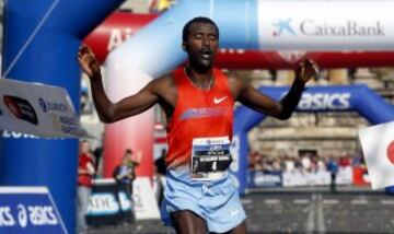  El corredor etíope Getachew Abayu, con un registro de 2h.10:45, se impone en la trigésimo cuarta edición del Maratón de Barcelona, en la que participan 17.830 atletas de 87 países, lo que la sitúa entre las cinco 'grandes' de Europa, Maratón de Barcelona.