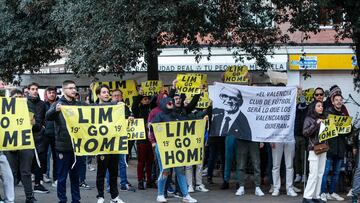 31/01/23 VALENCIA 
MANIFESTACION AFICIONADOS SEGUIDORES EN LAS OFICINAS PETER LIM VETE YA