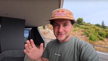 Matt Jones explicando su patrocinio con Red Bull en una terraza