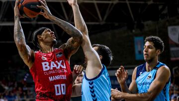 ANDORRA LA VELLA, 11/11/2023.- Devin Robinson (i) ala-pívot estadounidense del BAXI Manresa entra a canasta ante dos jugadores del Andorra durante el partido de Liga Endesa de baloncesto que se disputa este sábado en el Polideportivo de Andorra. EFE / Fernando Galindo
