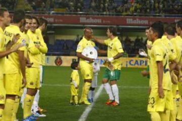 El futbolista hispano brasileño ha recibido un homenaje hoy por el Villarreal en un amistoso en El Madrigal con su actual equipo, el Cosmos de Nueva York.