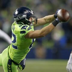 Seahawks logra un triunfo feo y brillante, como su uniforme