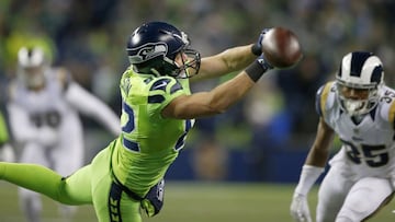 SEATTLE, WA - DECEMBER 15: Tight end Luke Willson #82 of the Seattle Seahawks can't hold on to a pass against the Los Angeles Rams at CenturyLink Field on December 15, 2016 in Seattle, Washington. Otto Greule Jr/Getty Images/AFP
== FOR NEWSPAPERS, INTERNET, TELCOS & TELEVISION USE ONLY ==