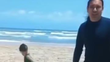 Niño destruye cocodrilo de arena mientras su artista lo presentaba