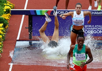 Lea Meyer, del equipo de Alemania, cae en el obstáculo de agua durante las eliminatorias de la carrera de obstáculos de 3000 metros femeninos en el segundo día del Campeonato Mundial de Atletismo Oregon 2022. 