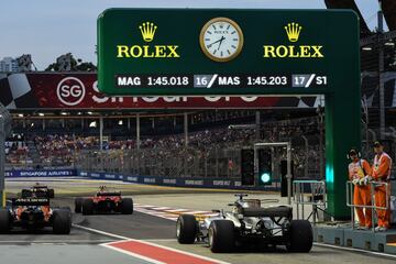 Lewis Hamilton abandonando el pit lane.