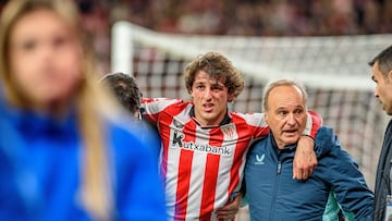 BILBAO, 07/03/2026.- El centrocampista del Athletic Club de Bilbao Unai Gómez (c) se retira lesionado durante el partido de la jornada 27 de LaLiga que Athletic Club de Bilbao y FC Barcelona disputan este sábado en San Mamés. EFE/Javier Zorrilla