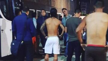 La barra brava del club subió al transporte y comenzó a recriminar la derrota, según relatan miembros de la plantilla, que milita en la B Metropolitana.