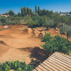 Así montan Tere y Javi en el circuito para bicis del huerto de su casa