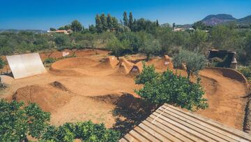 Los trails de BMX y MTB de Villa Carlota, en el huerto de la casa de Javi Vaquer y Teresa Fernández-Miranda, entre árboles frutales. Saltos, peraltes...