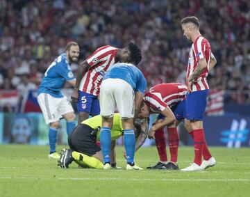 El árbitro Danny Makkelie tras recibir un balonazo.