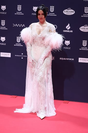 La cantante Mara Arnal posa en la alfombra roja de los Premios Feroz 2025.