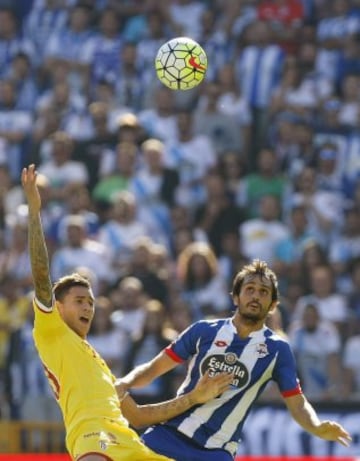 El defensa del Deportivo Alejandro Arribas disputa un balón con Toni Sanabria.