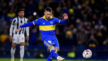 BUENOS AIRES, ARGENTINA - JULY 16: Dario Benedetto of Boca Juniors kicks the penalty and fails during a match between Boca Juniors and Talleres as part of Liga Profesional 2022 at Estadio Alberto J. Armando on July 16, 2022 in Buenos Aires, Argentina. (Photo by Marcelo Endelli/Getty Images)