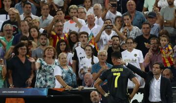 La desolación de Cristiano Ronaldo tras ver la tarjeta roja. El astro portugués con Marcelino.