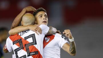 AME9596. BUENOS AIRES (ARGENTINA), 11/04/2019.- El jugador Lucas Mart&iacute;nez Cuarta (d) de River Plate celebra un gol en un partido del grupo A de la Copa Libertadores entre River Plate y Alianza Lima este jueves, en el estadio Monumental en Buenos Aires (Argentina). EFE/JUAN IGNACIO RONCORONI