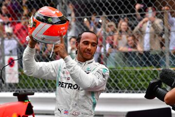 Lewis Hamilton señala el nombre de la  leyenda de Fórmula Uno Niki Lauda en su casco después de ganar el Gran Premio de Fórmula 1 de Mónaco 