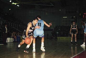 Sasha Djordjevic, con Zeljko Obradovic, al fondo en un partido del Partizán como local en el Fernando Martín de Fuenlabrada.